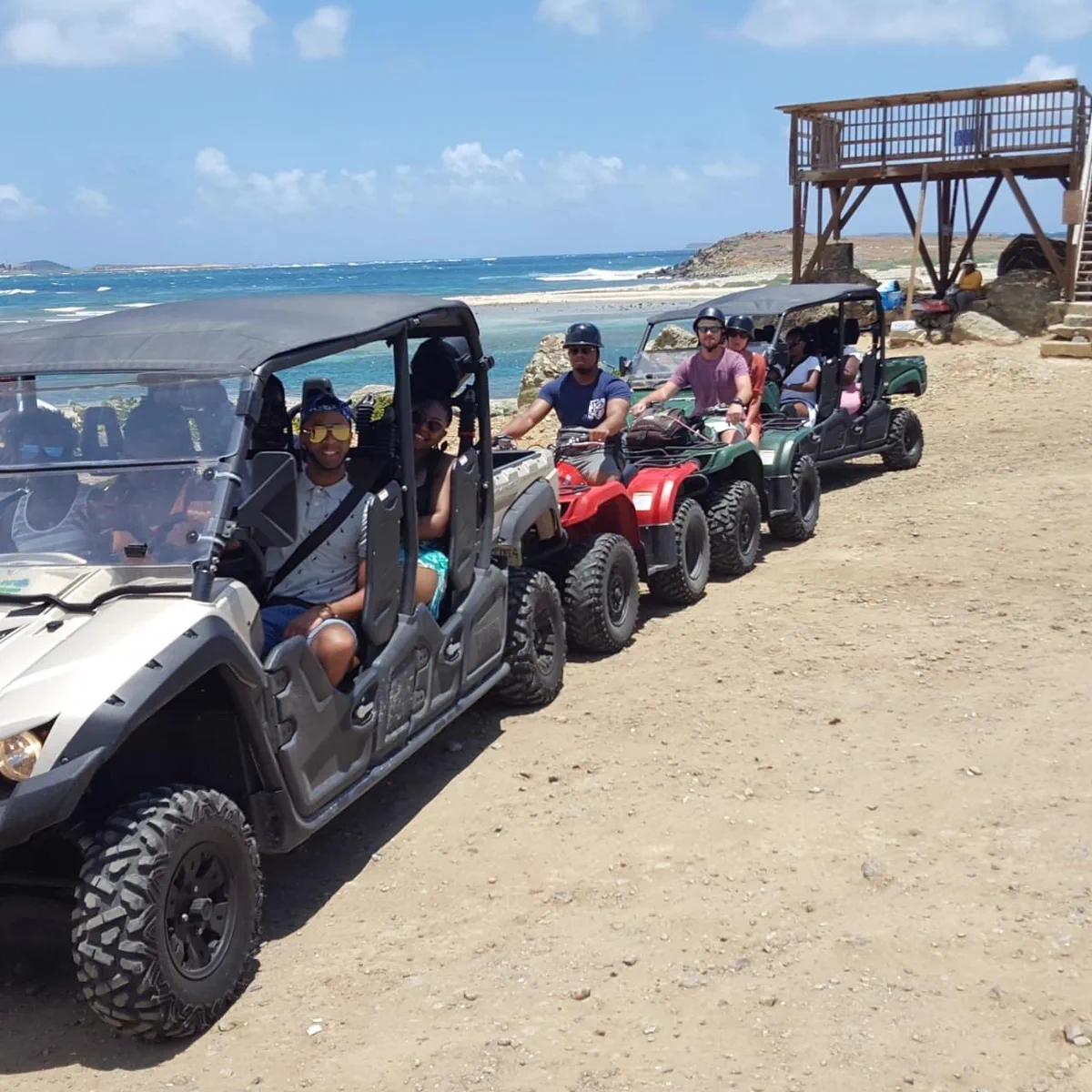 Buggy side-by-side ATV Island sur une piste avec vue mer