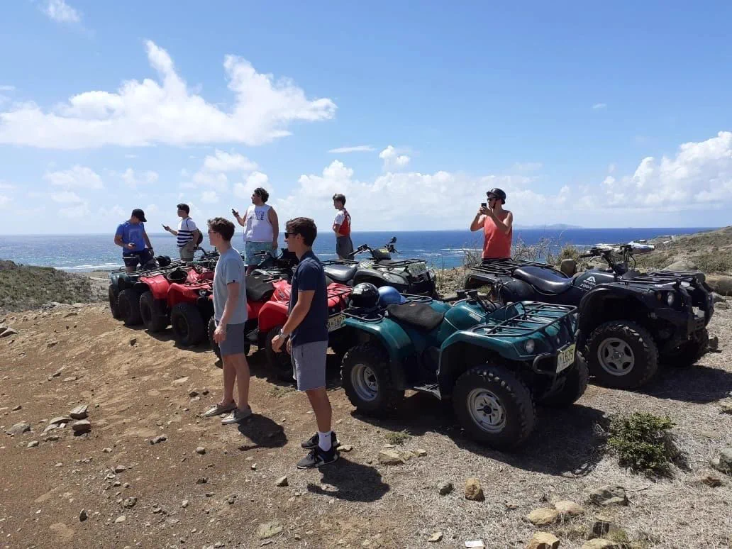 Groupe de participants ATV Island avec quads au panorama