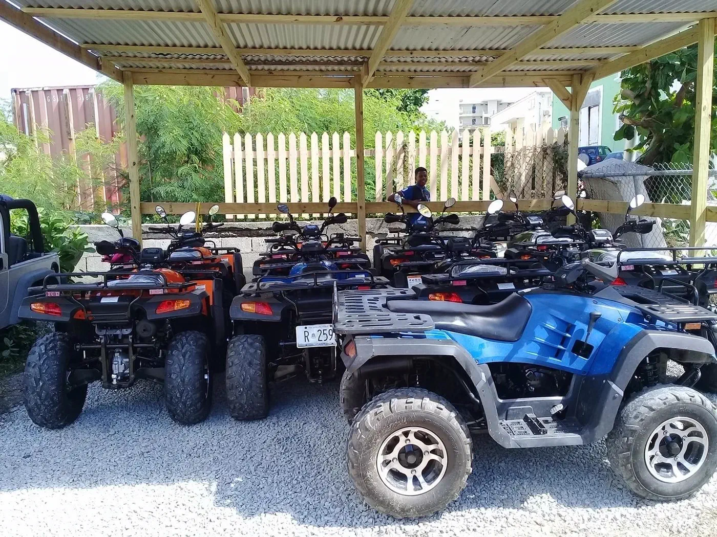 Flotte de quads ATV Island sous abri a Pointe Blanche