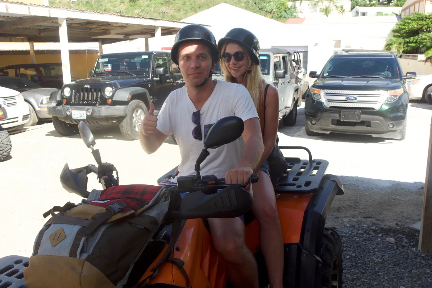 Couple equipe de casques sur un quad ATV Island