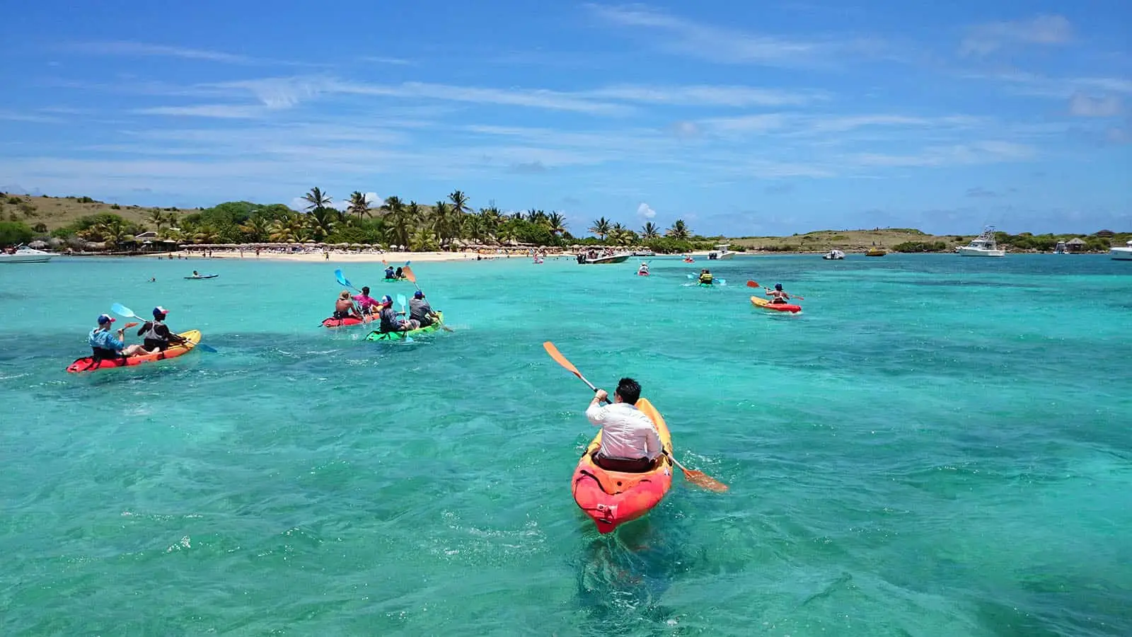 Kayaks Caribbean Paddling dans l'eau turquoise entre Cul-de-Sac et l'ilet Pinel