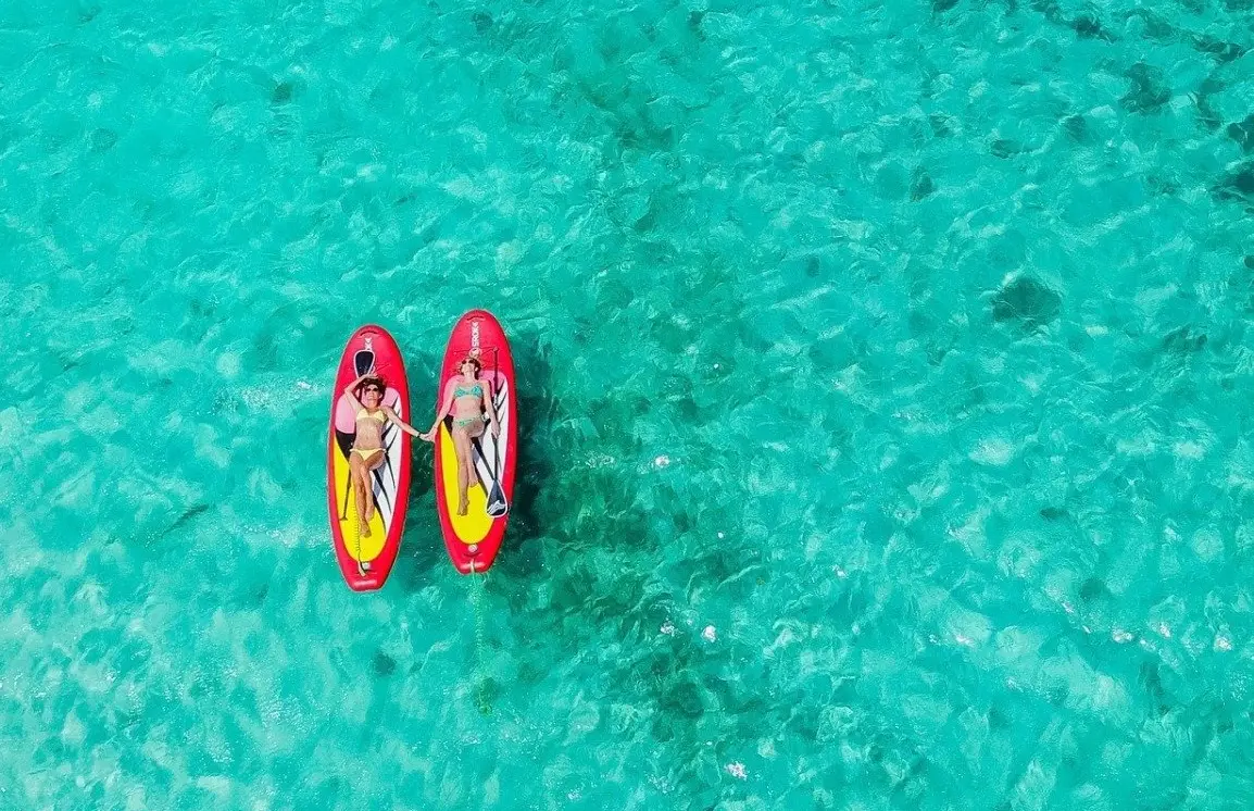 Stand up paddle Caribbean Paddling sur eau claire pres de l'ilet Pinel
