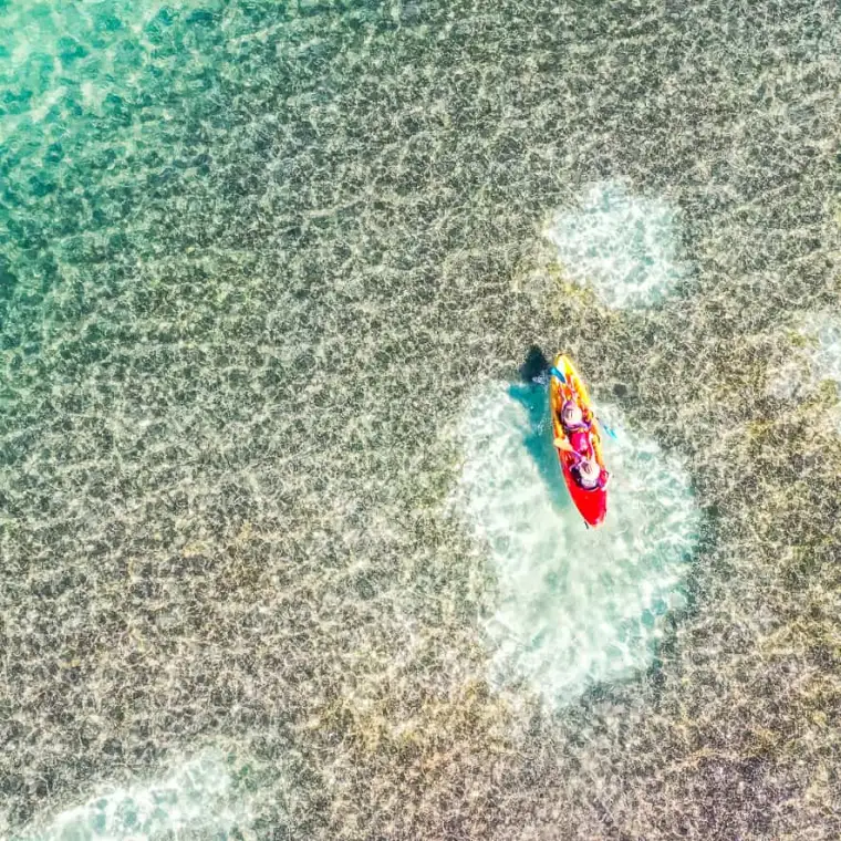 Kayak Caribbean Paddling au-dessus du banc de sable de Pinel