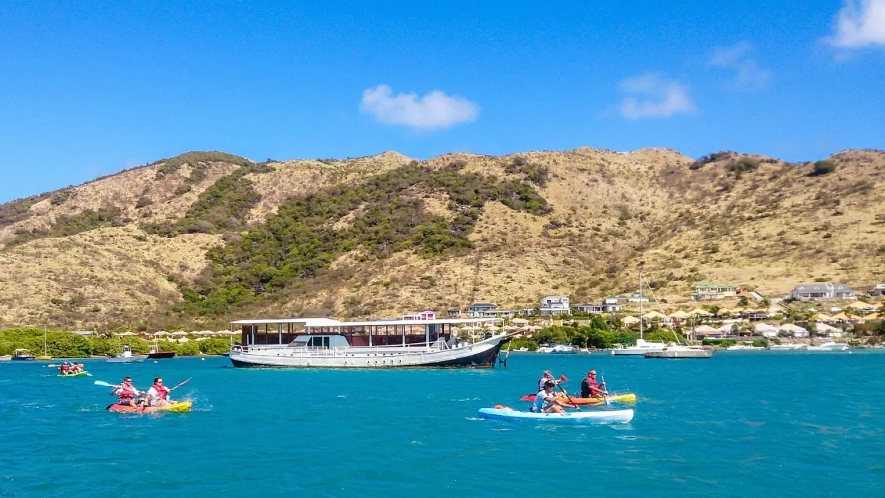 Groupe en kayak guide avec Caribbean Paddling vers l'ilet Pinel