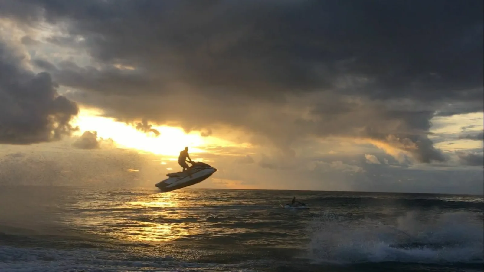 Jet-ski au coucher du soleil Jet Paradise