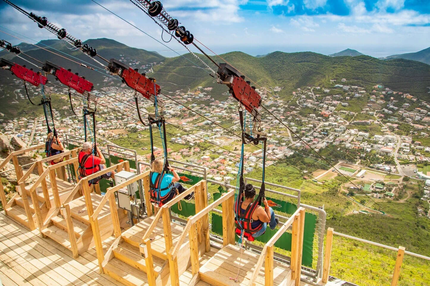 Départ de la tyrolienne Flying Dutchman depuis Sentry Hill à Rainforest Adventures