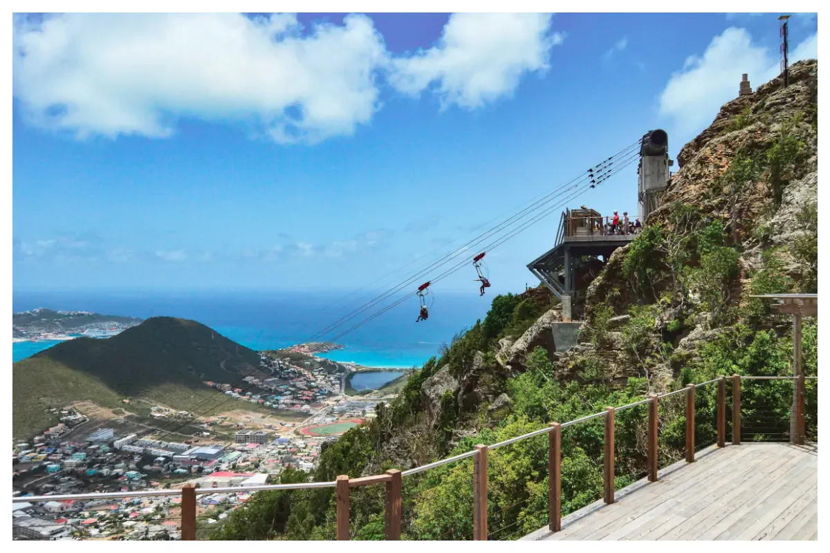 Flying Dutchman au-dessus de la montagne de Rainforest Adventures à Sint Maarten
