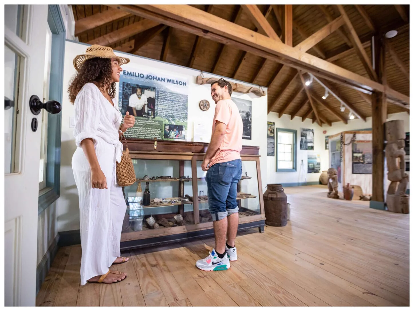 Visiteurs dans le musée Emilio Wilson à Rockland Estate