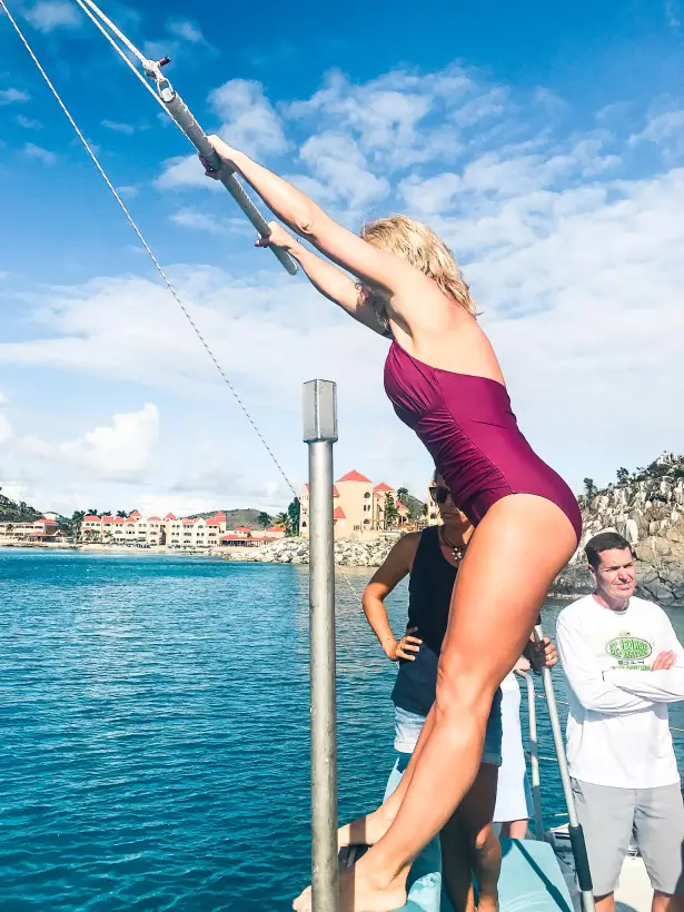Tarzan swing Random Wind Charters pendant une sortie en catamaran