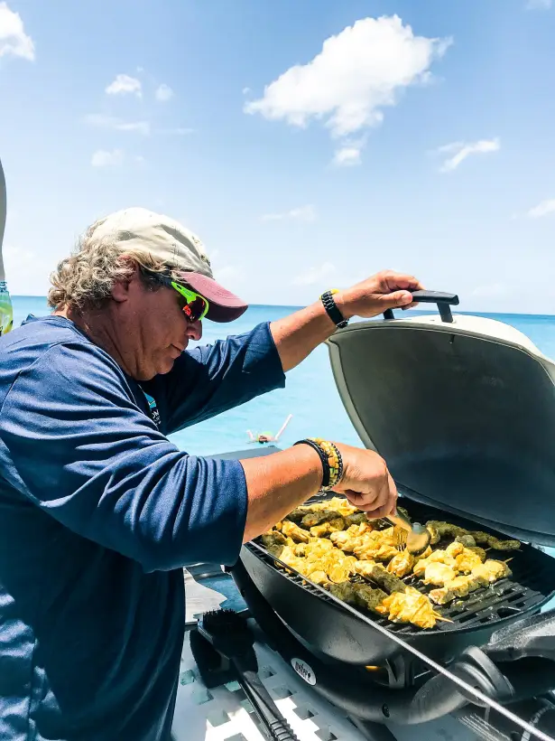 Lunch grille prepare a bord du catamaran Random Wind Charters