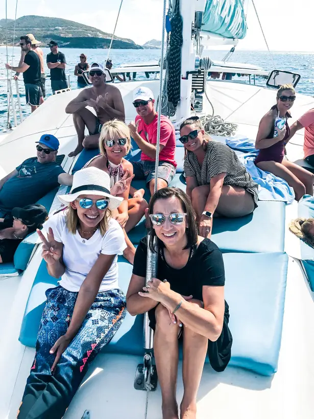 Groupe de passagers sur le pont du catamaran Random Wind Charters