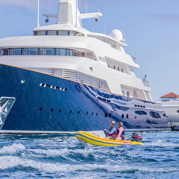 Rhino Rider naviguant pres des mega-yachts dans le lagon de Simpson Bay