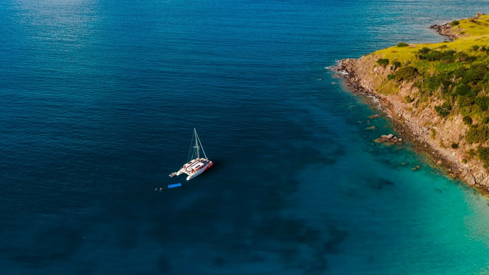 Catamaran Scoobi Charters en mer a Saint-Martin