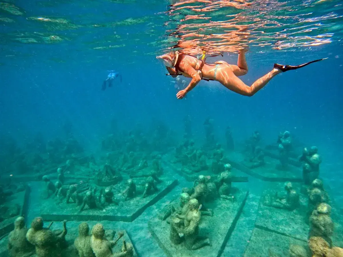 Snorkeleuse au-dessus des sculptures immergees d'Under SXM a Little Bay