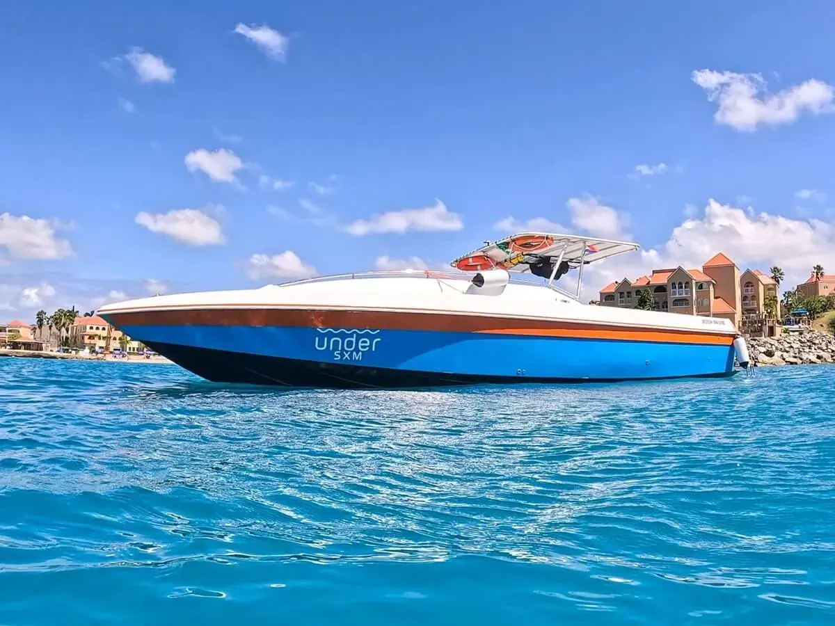 Bateau Under SXM pour le depart snorkeling depuis Philipsburg
