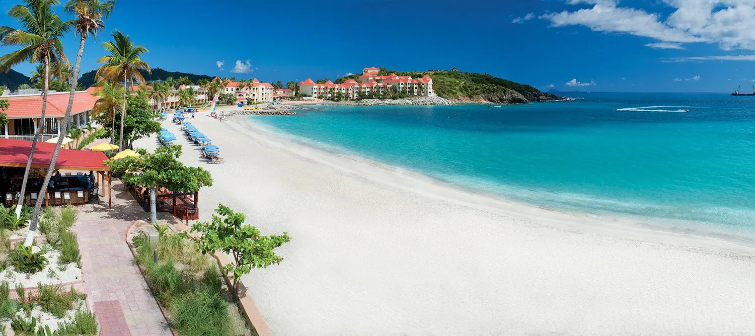 Plage de sable blanc et restaurants de plage de Divi Little Bay