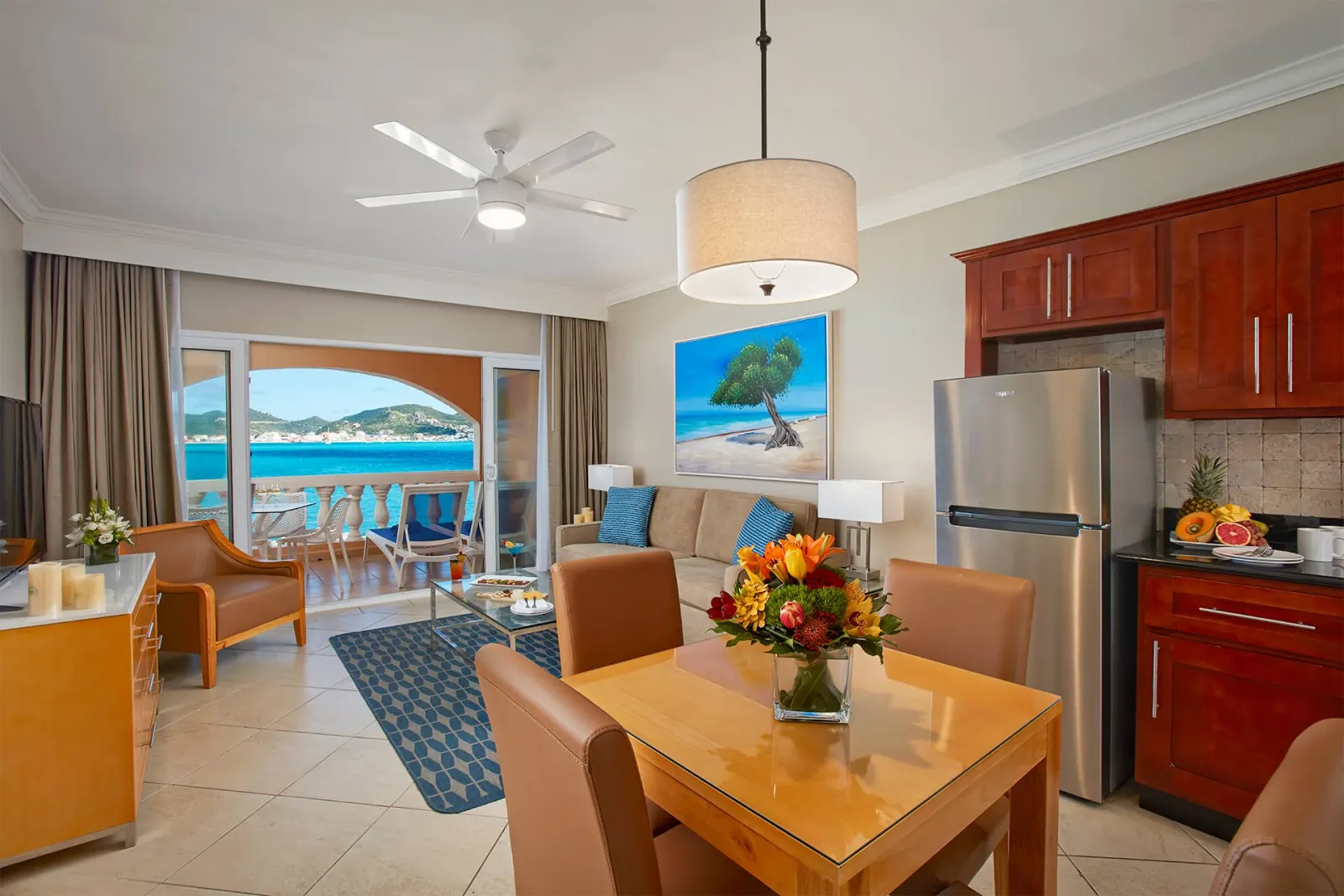 Salon d'une One Bedroom Suite avec vue mer a Divi Little Bay