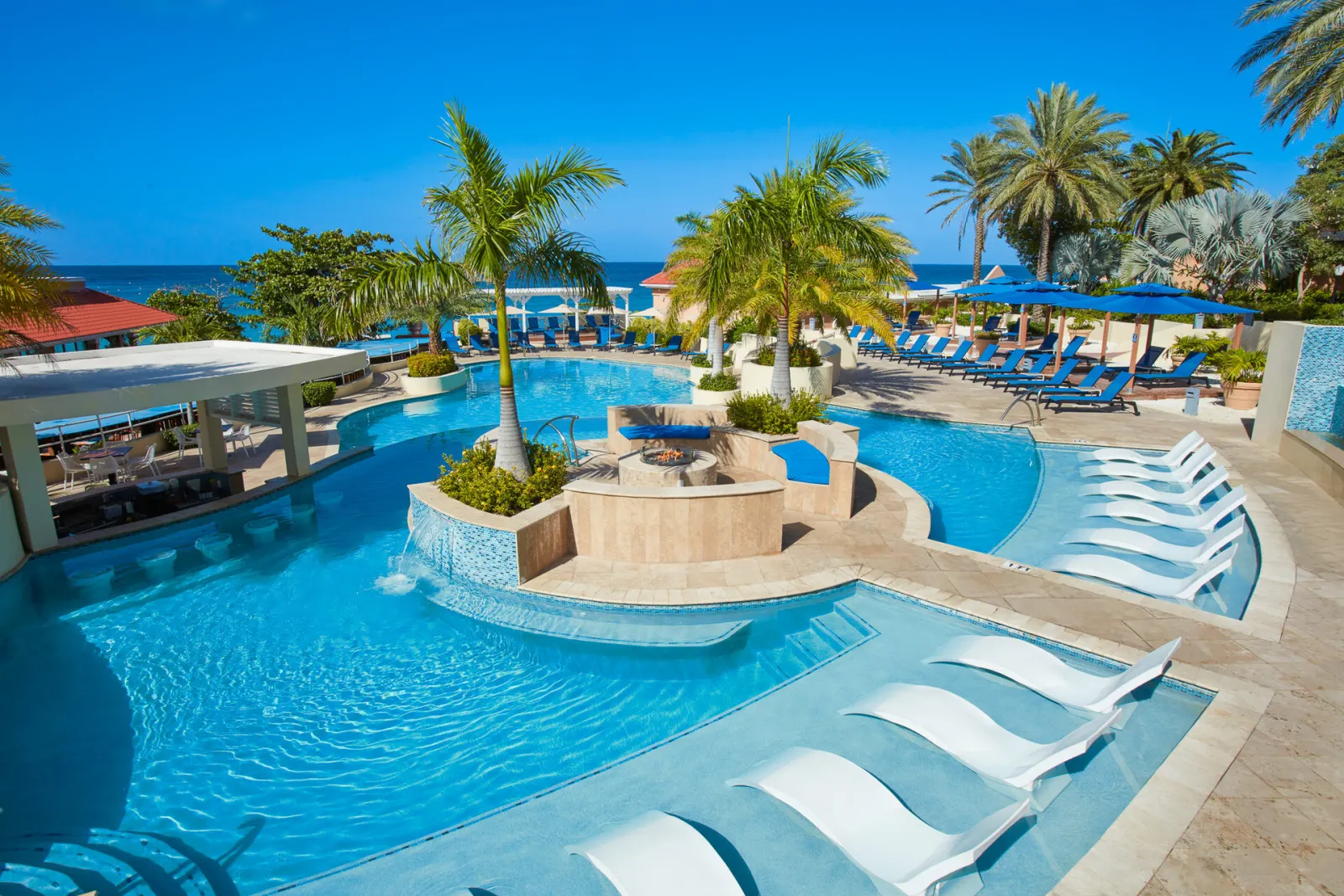 Piscine principale vue mer de Divi Little Bay