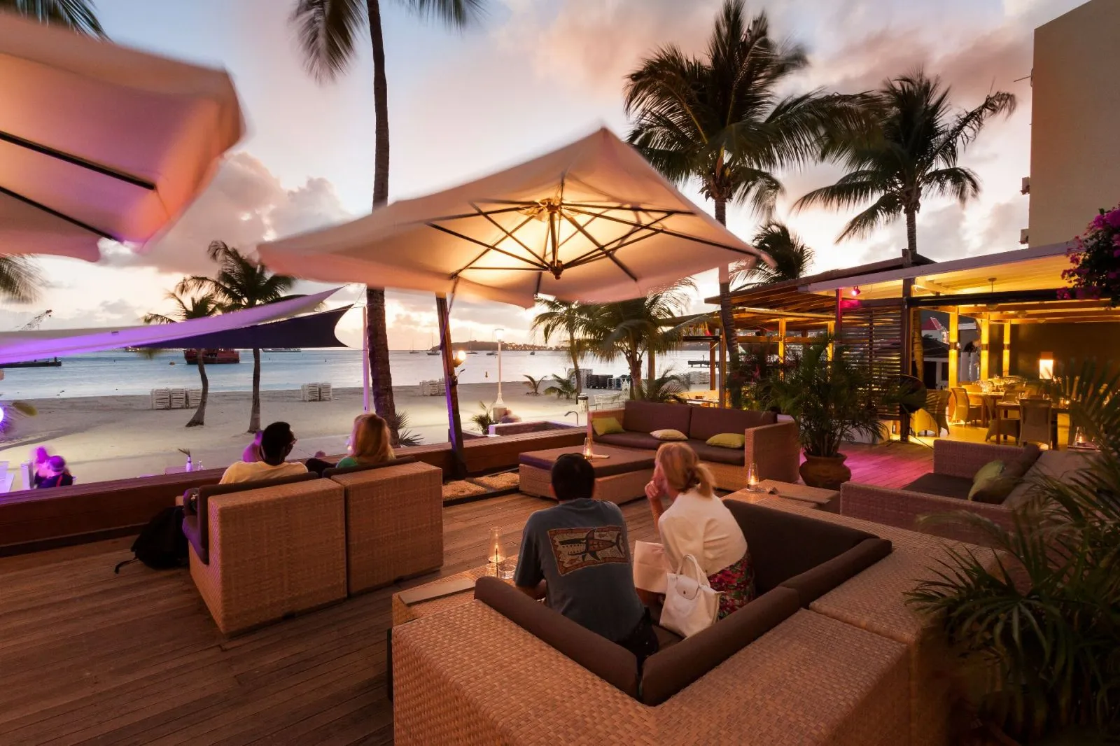 Terrasse de l'Ocean Lounge au coucher de soleil a Holland House