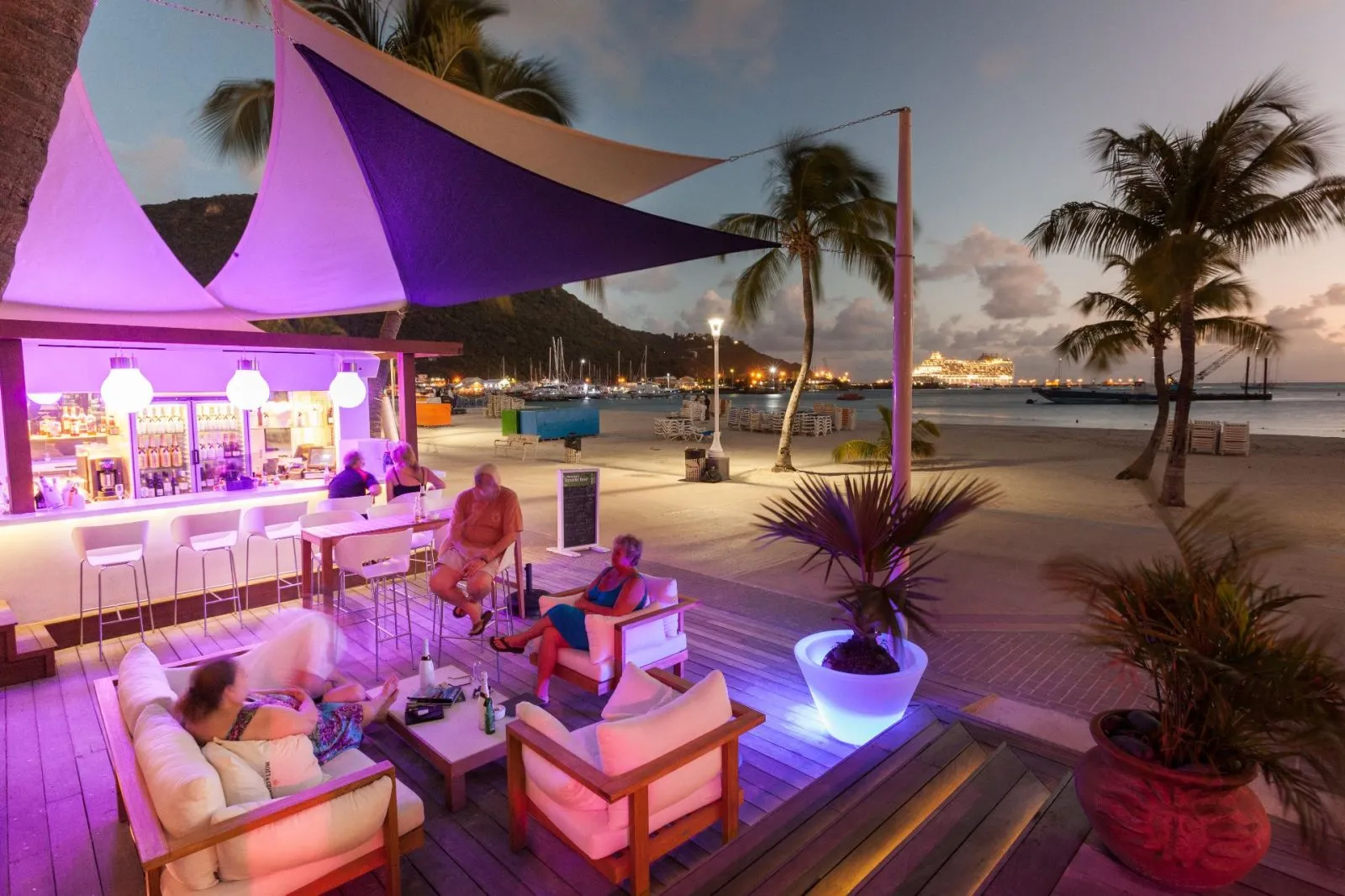 Beach lounge et bar les pieds dans le sable de Holland House