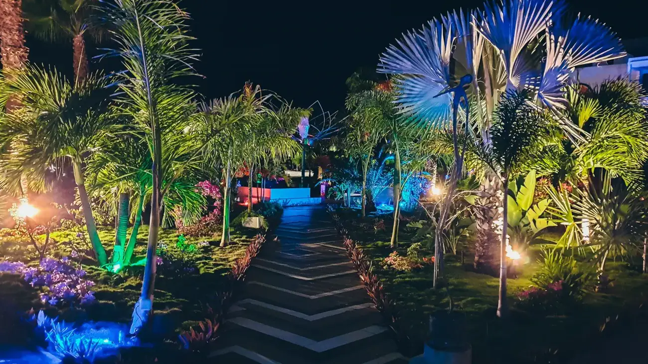 Jardin-musee de nuit a Hommage Hotel & Residences