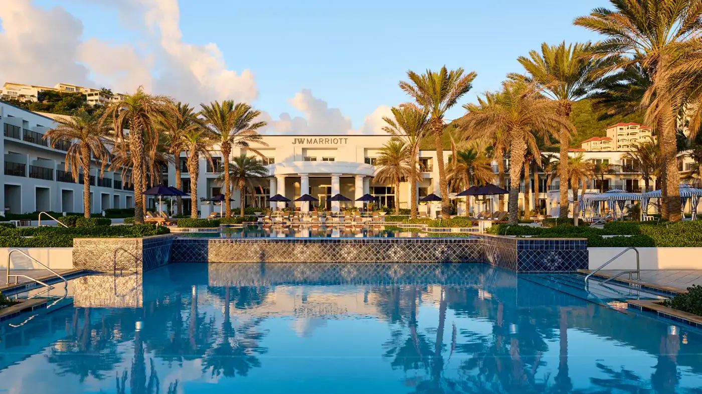 Piscine du JW Marriott St. Maarten Beach Resort & Spa avec vue mer