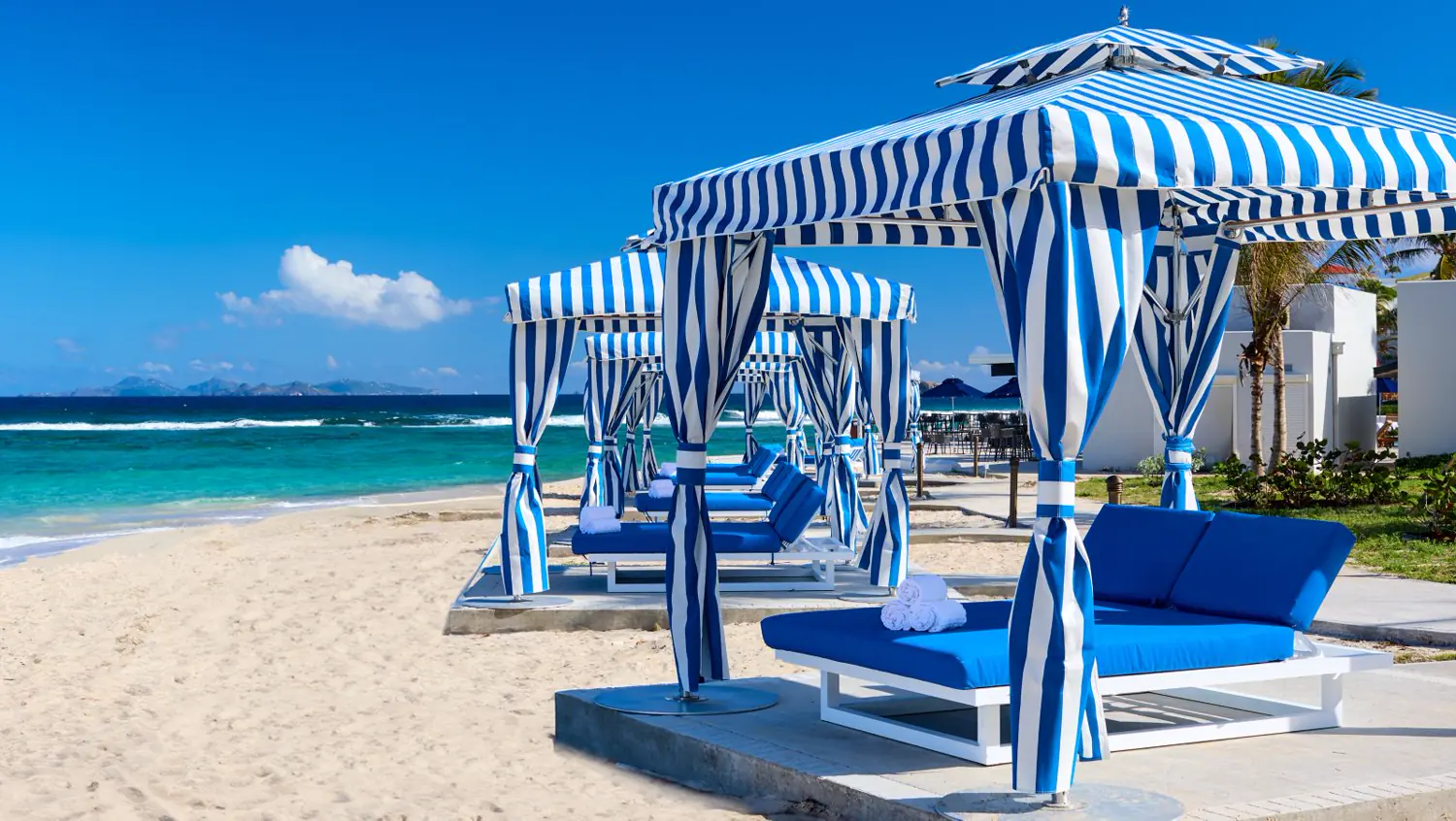 Cabanas et transats du JW Marriott St. Maarten Beach Resort & Spa
