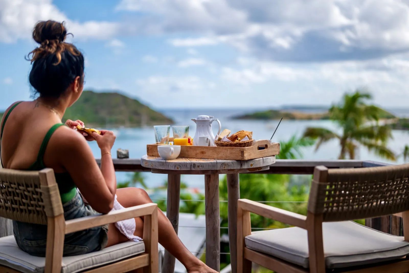 Petit-dejeuner servi en terrasse avec vue sur Pinel