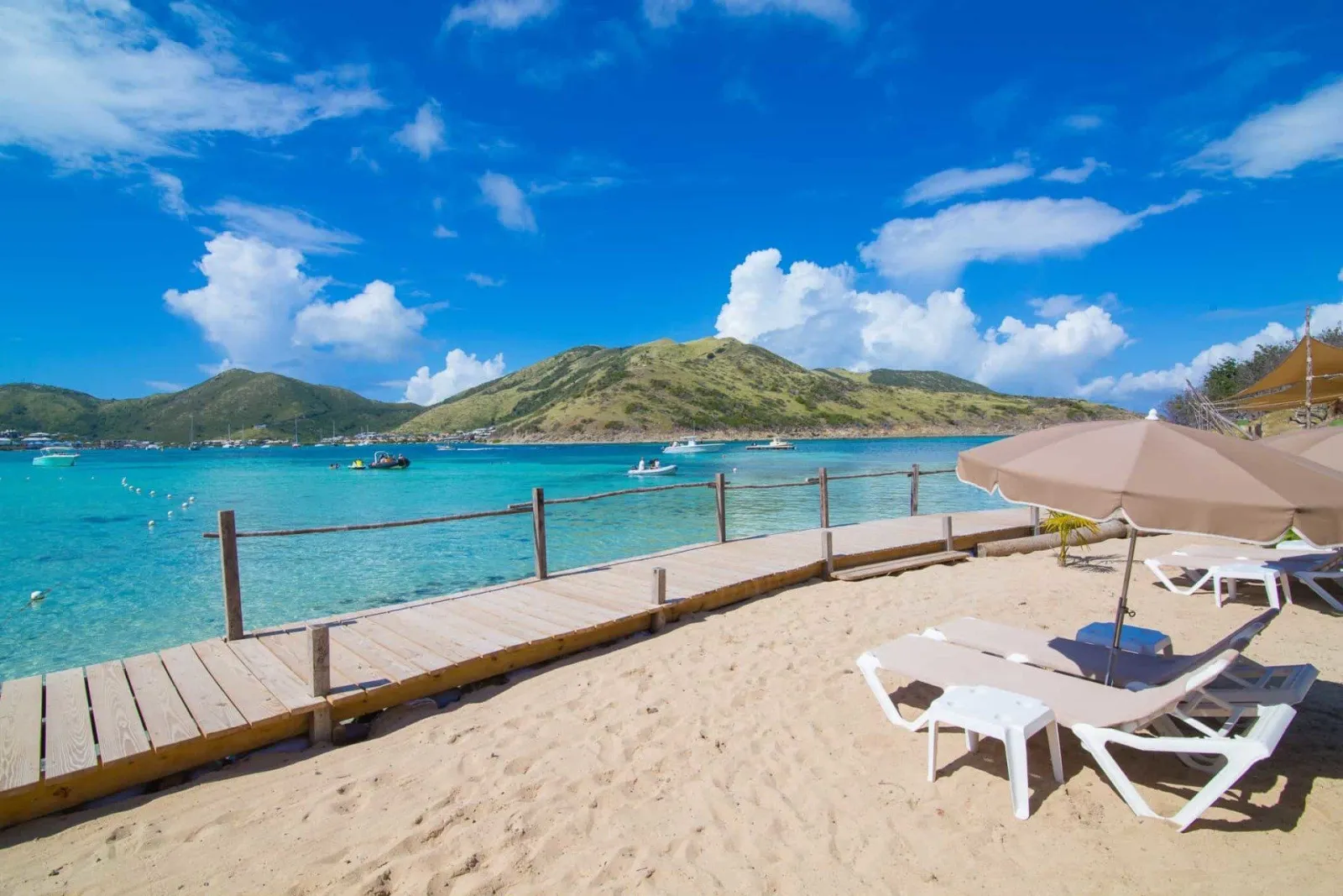 Plage de l'ilet Pinel avec ponton et navette Karibuni
