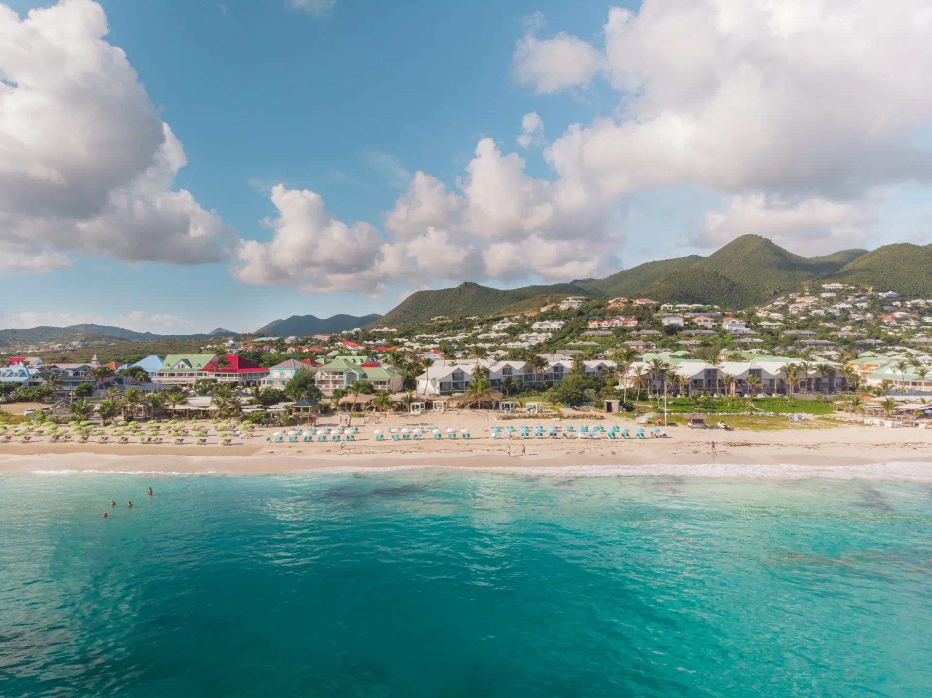 Vue panoramique de la plage devant La Playa Orient Bay