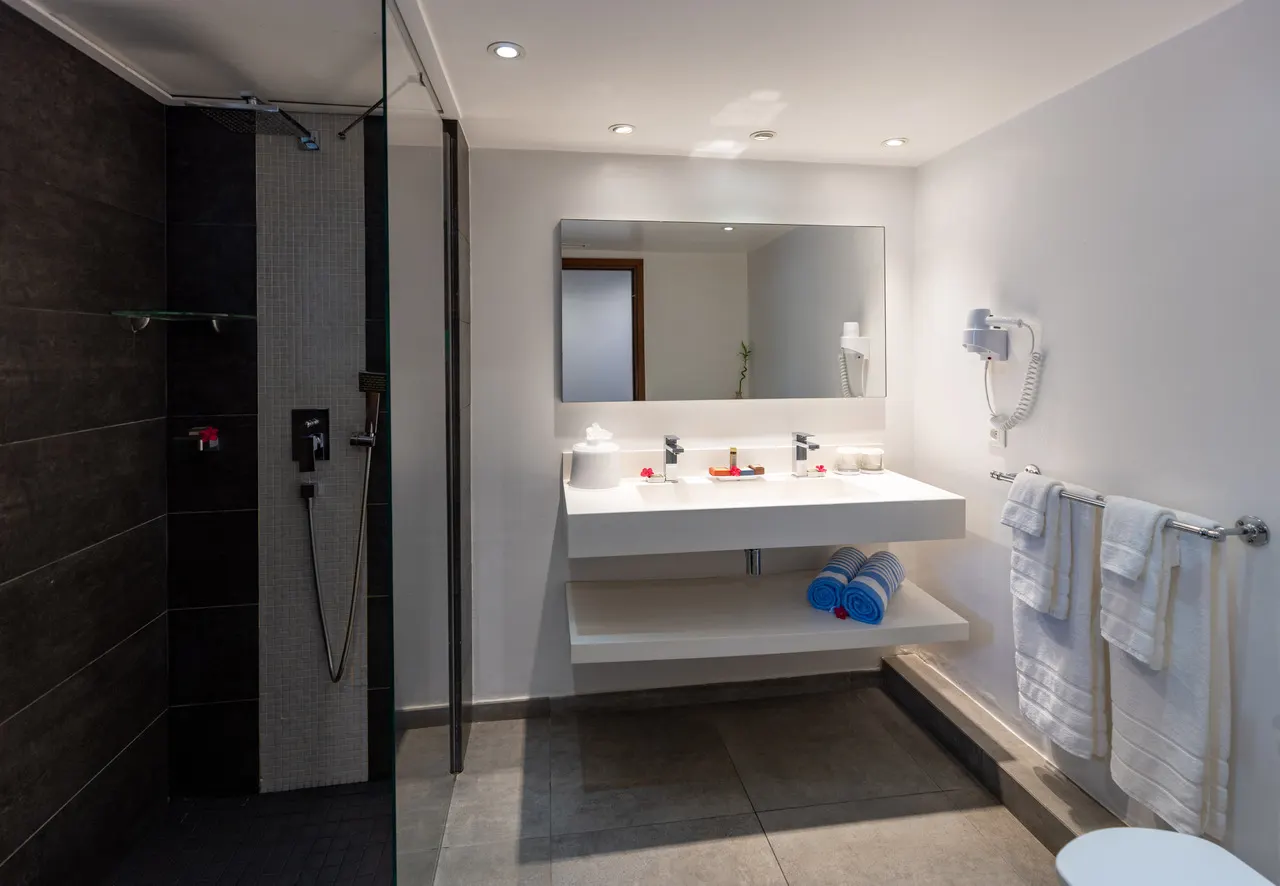 Salon ouvert sur la baie a Le Petit Hotel