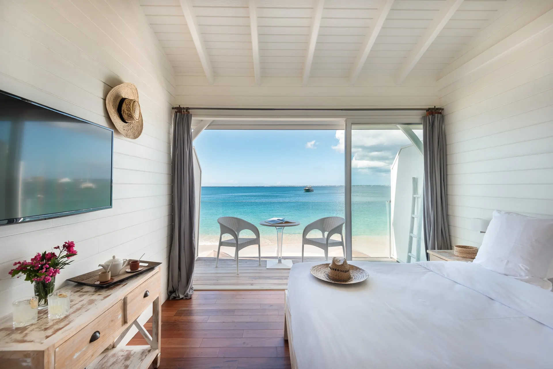 Plage et facade de Le Temps des Cerises a Grand Case