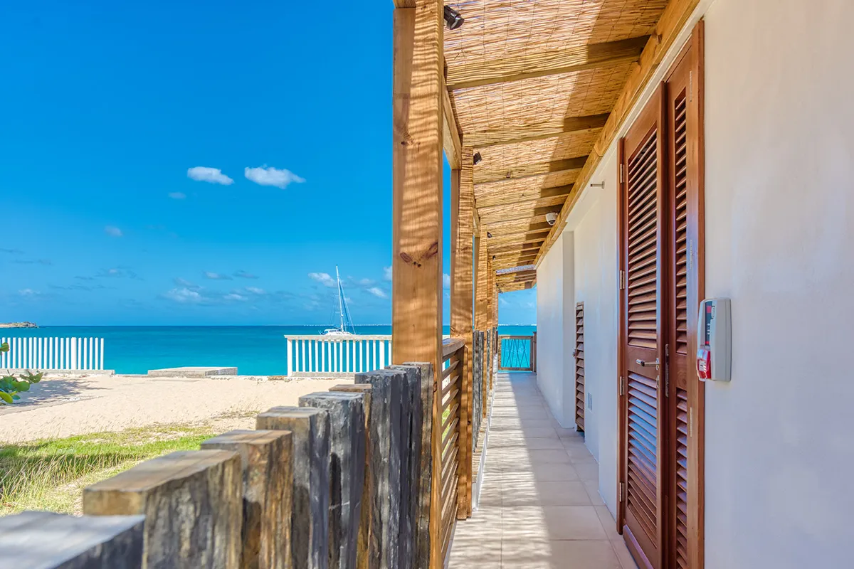 Coursive en bois avec vue mer a LOVE Boutique-Hotel