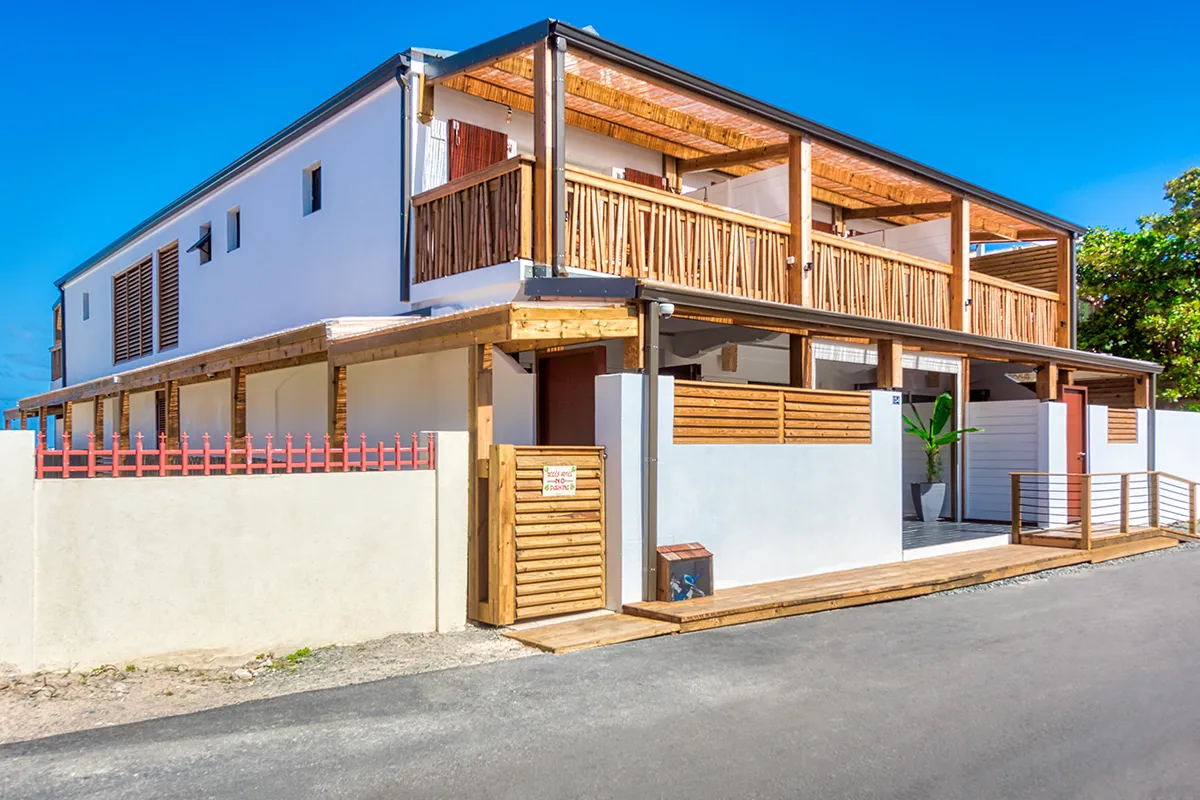 Facade en bois clair de LOVE Boutique-Hotel