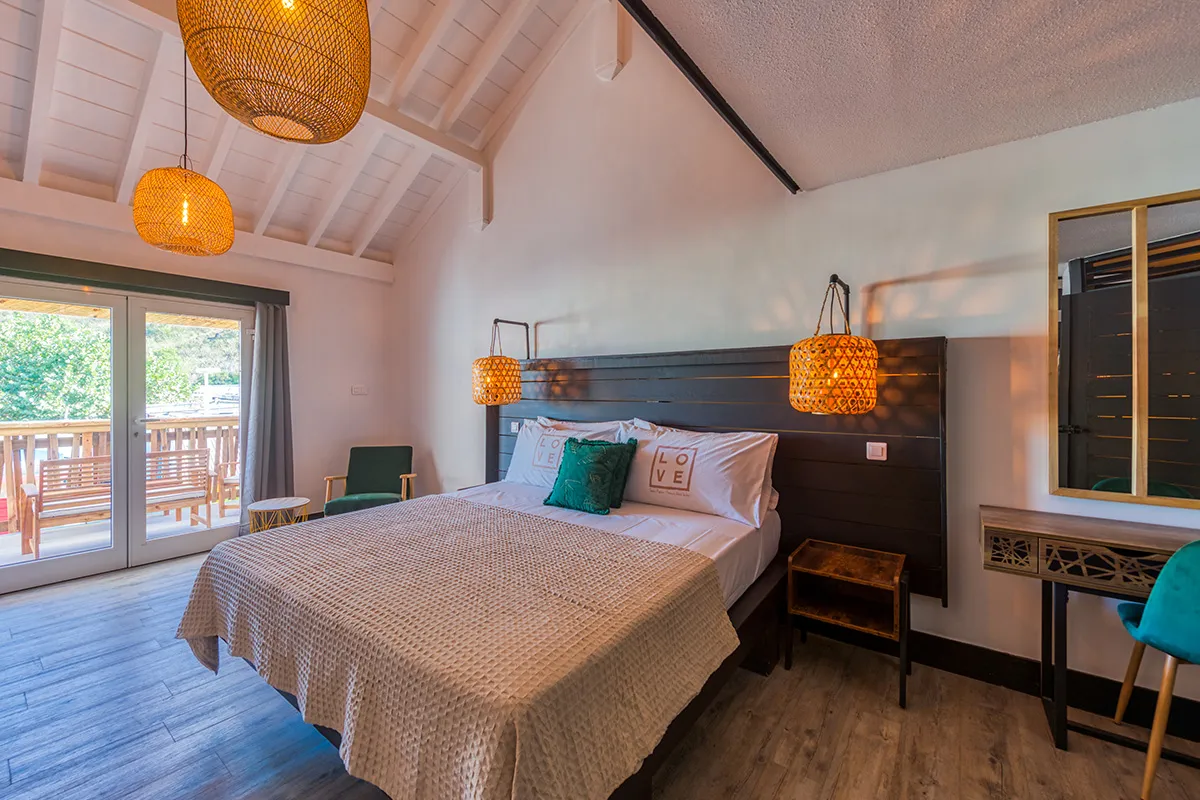 Chambre boheme chic sous toiture cathedrale a LOVE Boutique-Hotel
