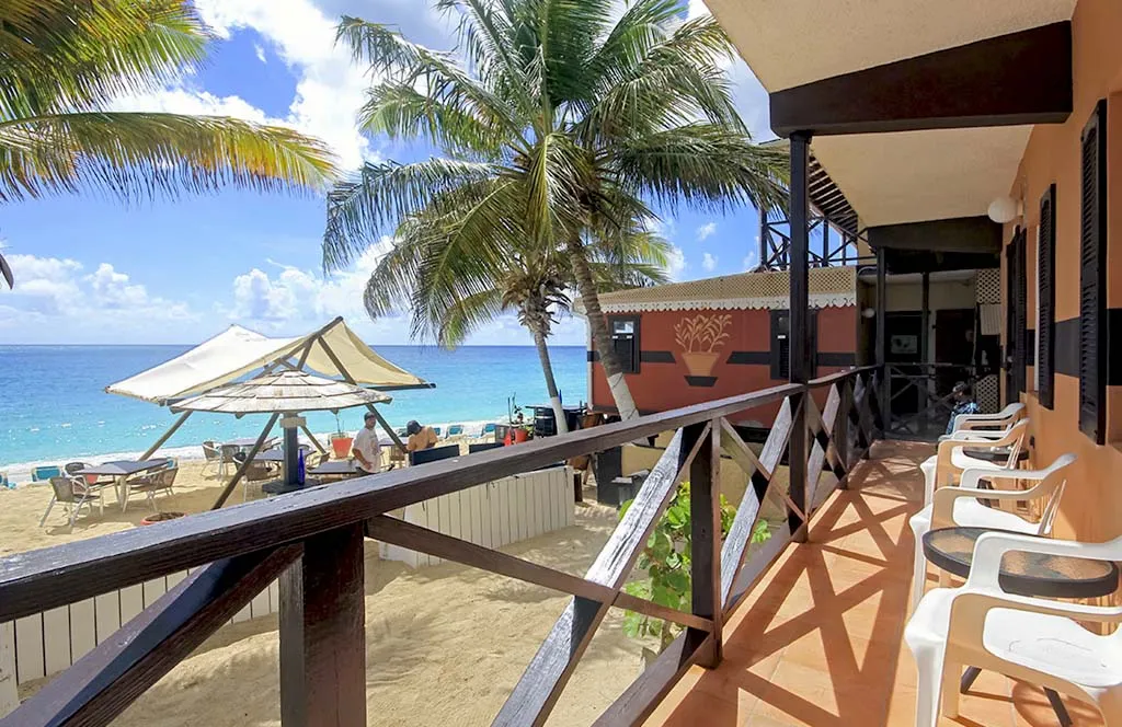 Vue sur la plage de Simpson Bay depuis Mary's Boon Beach Resort