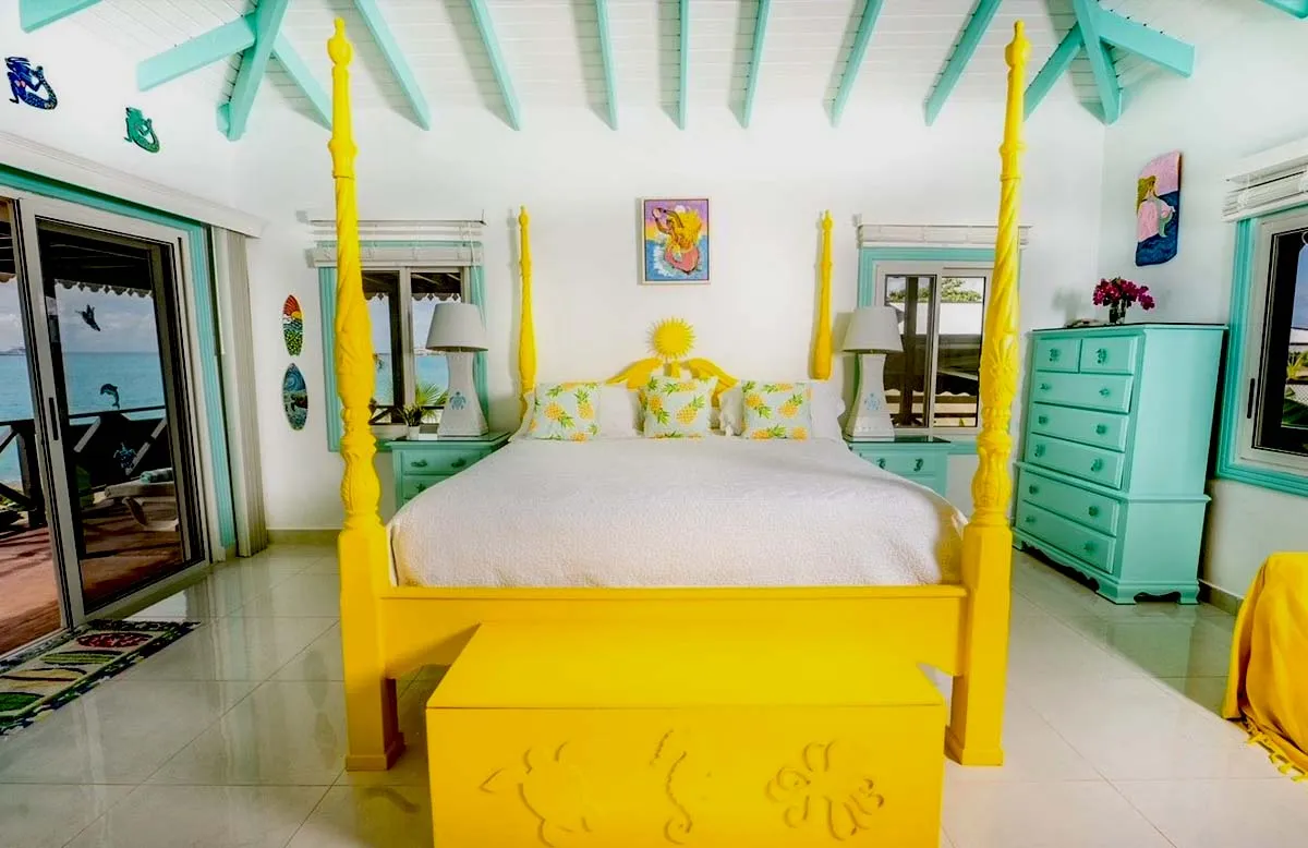 Suite vintage avec lit a baldaquin et vue mer a Mary's Boon