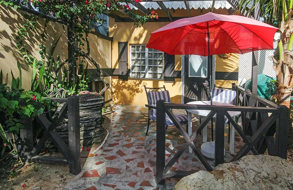 Terrasse privee fleurie a Mary's Boon Beach Resort