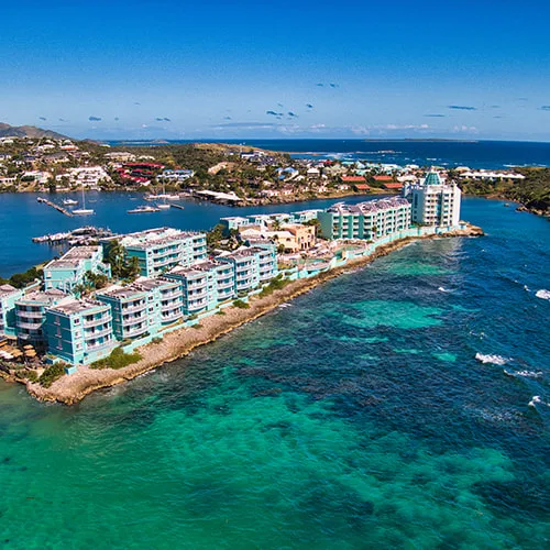 Vue aerienne du resort, du lagon et de la marina
