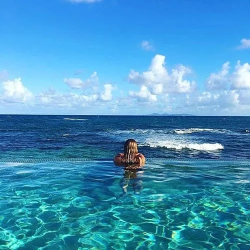 Infinity Pool d'Oyster Bay Beach Resort face a la mer