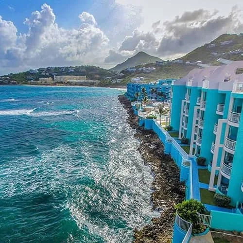 Batiments turquoise du resort sur les rochers