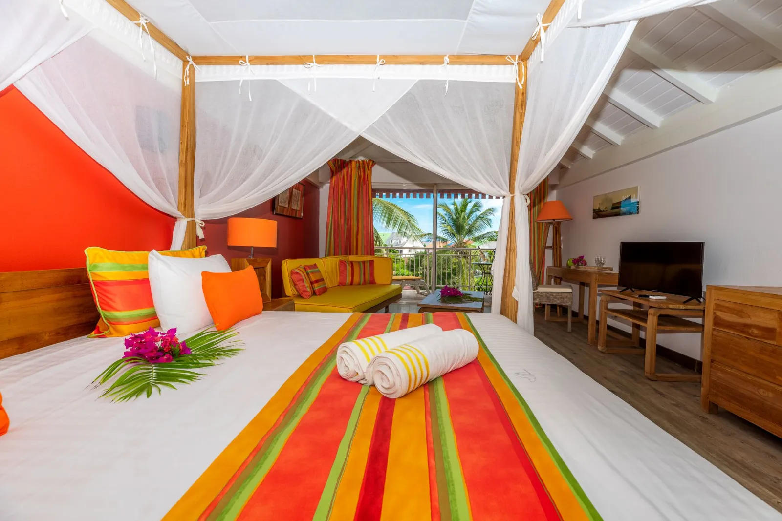 Junior Suite Honeymoon avec lit a baldaquin a Palm Court Residence