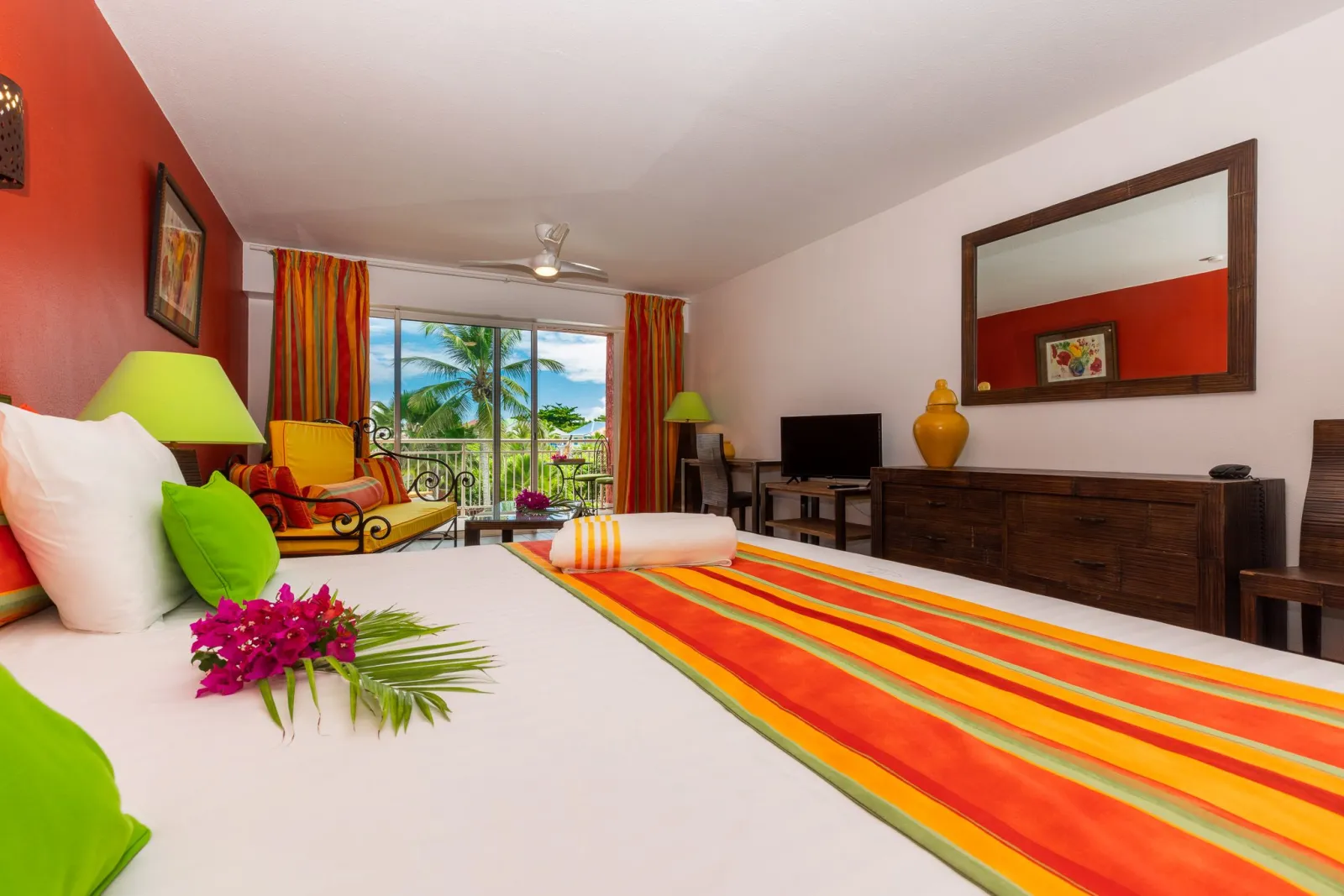 Junior Suite coloree avec balcon vue jardin a Palm Court Residence
