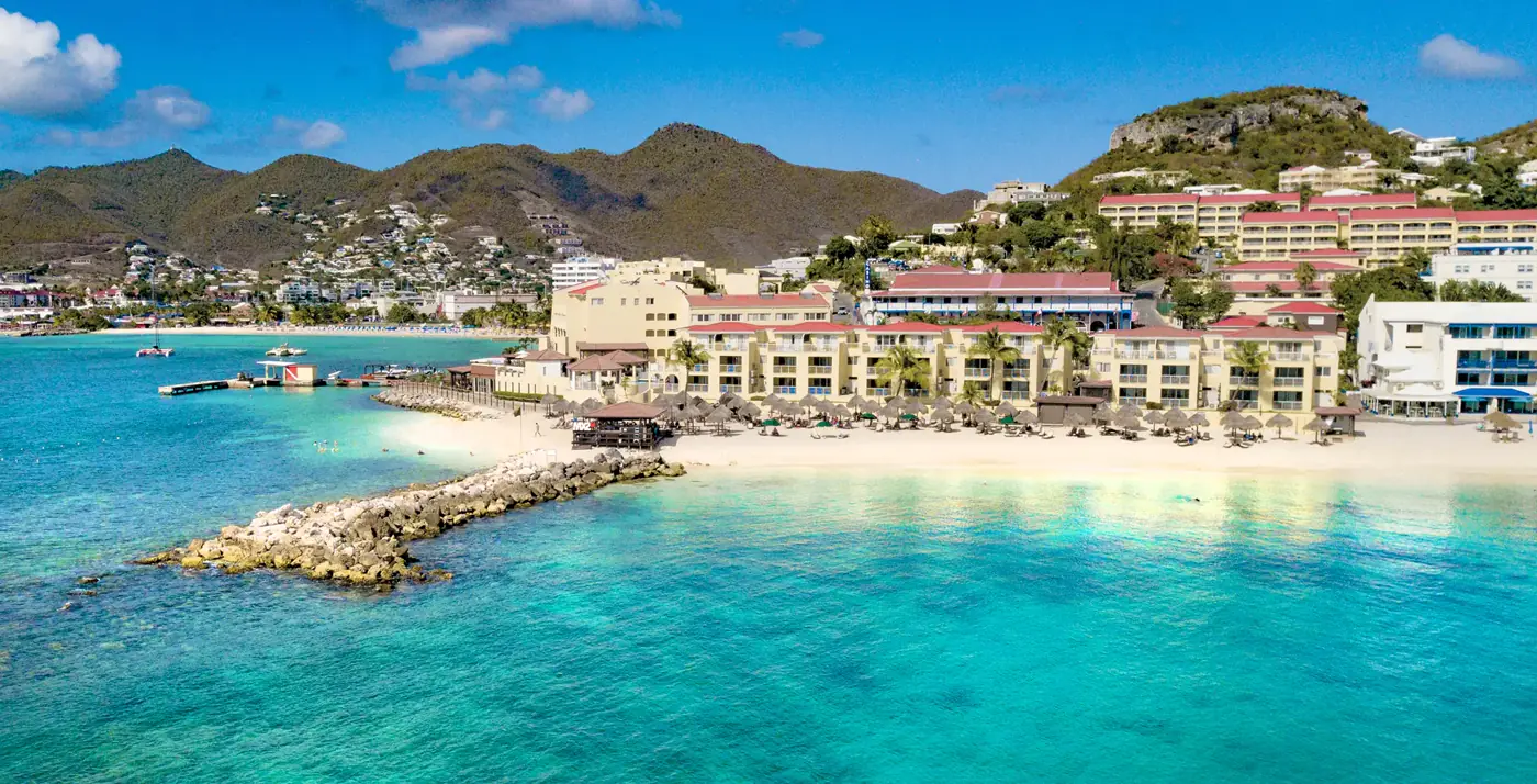Piscines et vue baie au Simpson Bay Resort, Marina & Spa