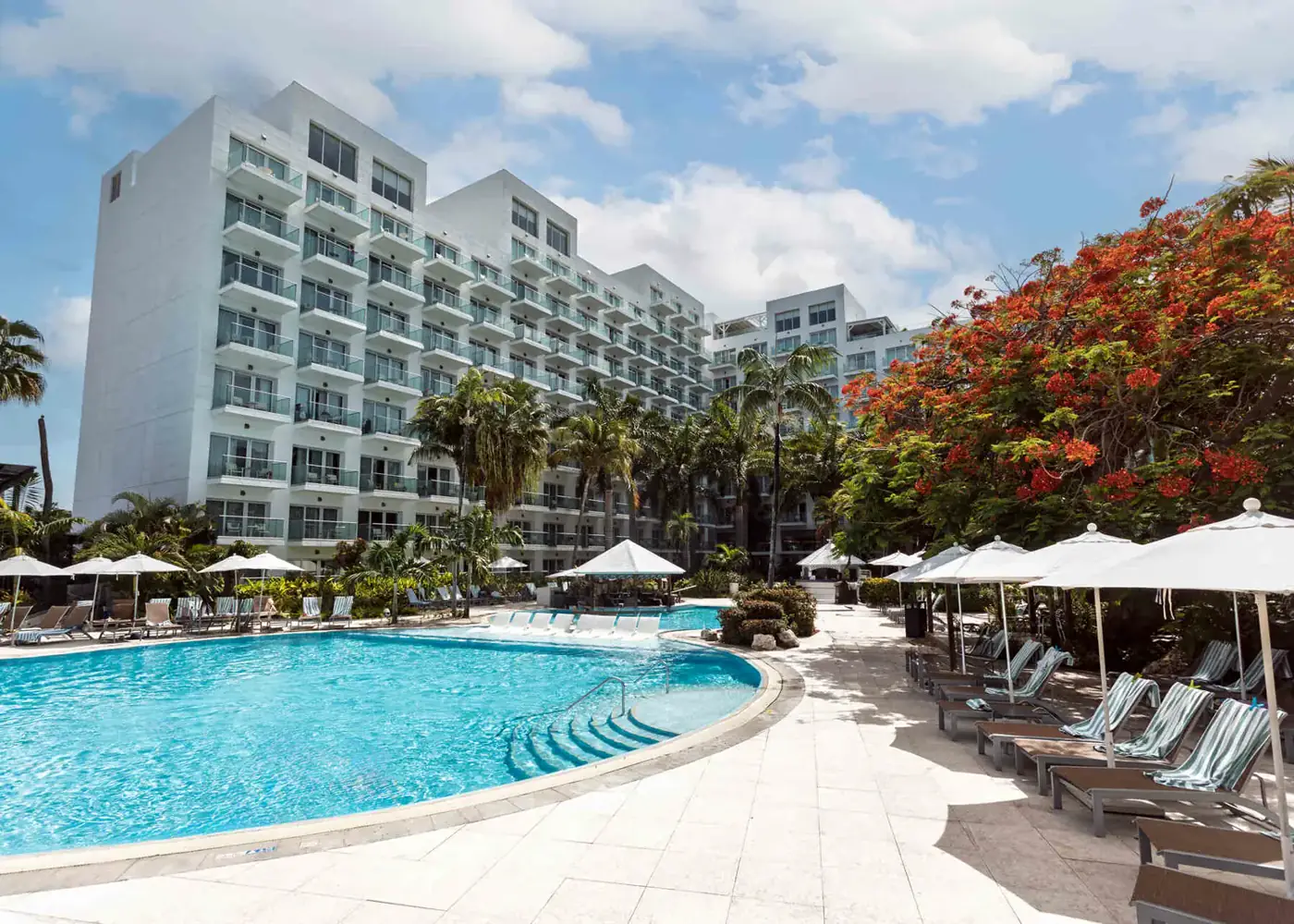 Facade du Sonesta Maho Beach Resort a Maho Village