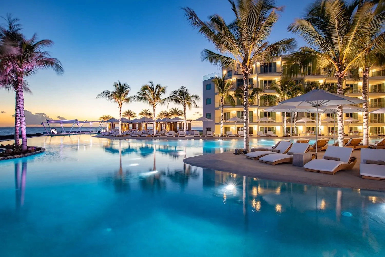 Piscine a debordement face mer de The Morgan Resort au coucher de soleil