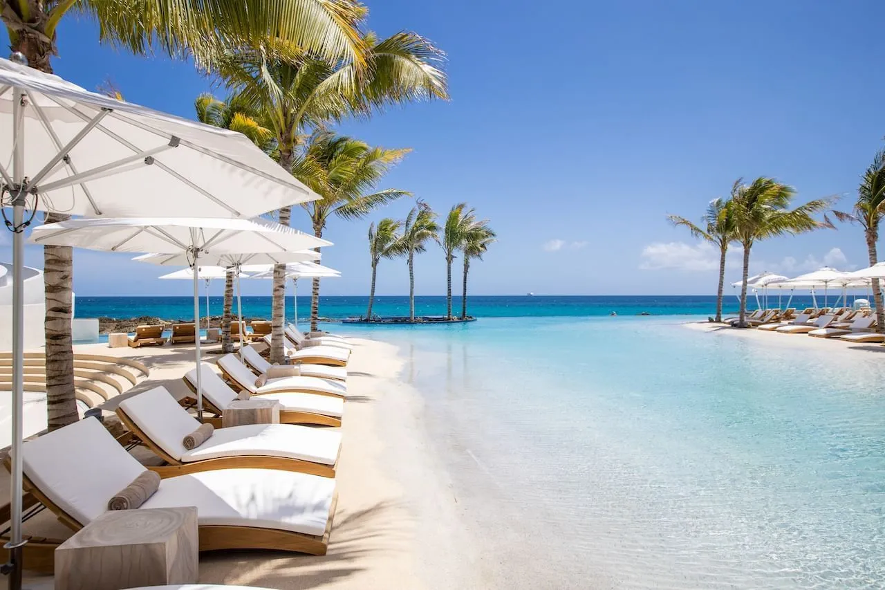 Transats et parasols au bord de la piscine principale