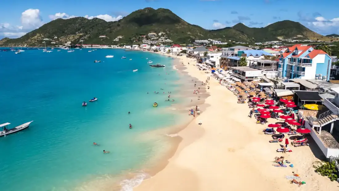 Village et plage de Grand Case a Saint-Martin