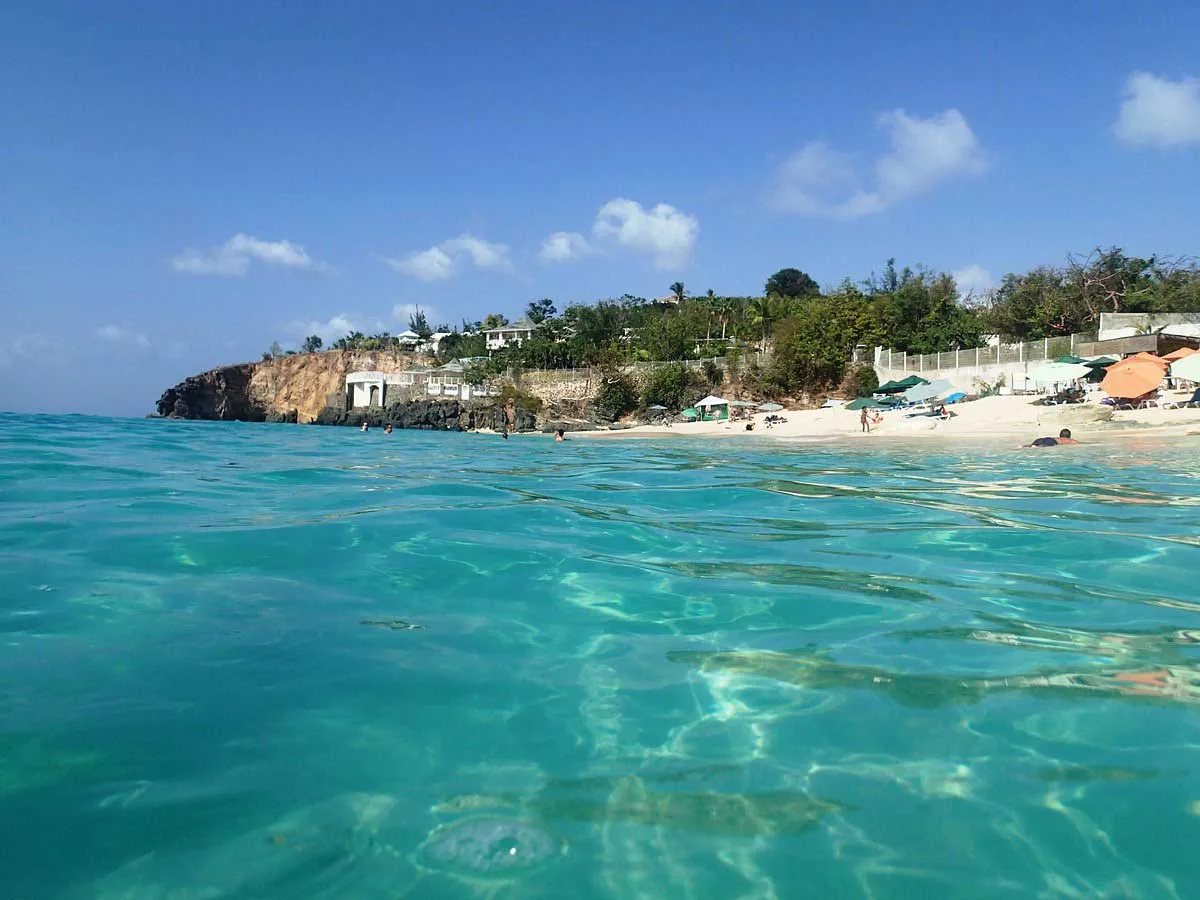 Vue sur Baie Rouge et Anguilla