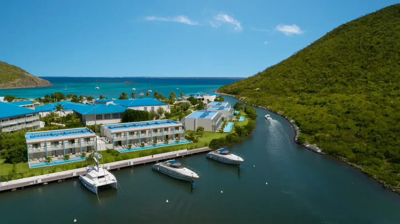Marina de Lonvilliers a Anse Marcel avec la baie en arriere-plan